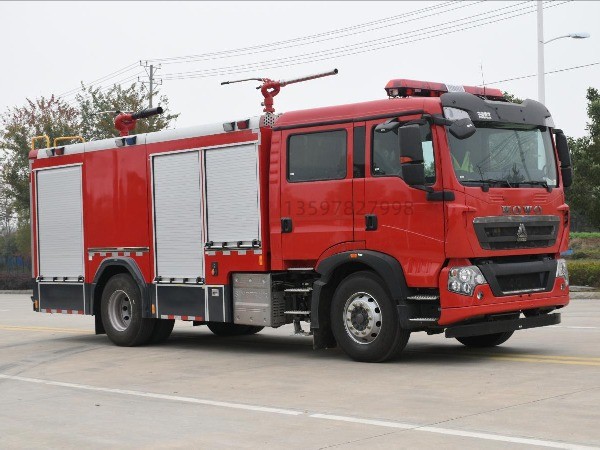 豪沃6.5噸干粉泡沫聯(lián)用消防車(chē)
